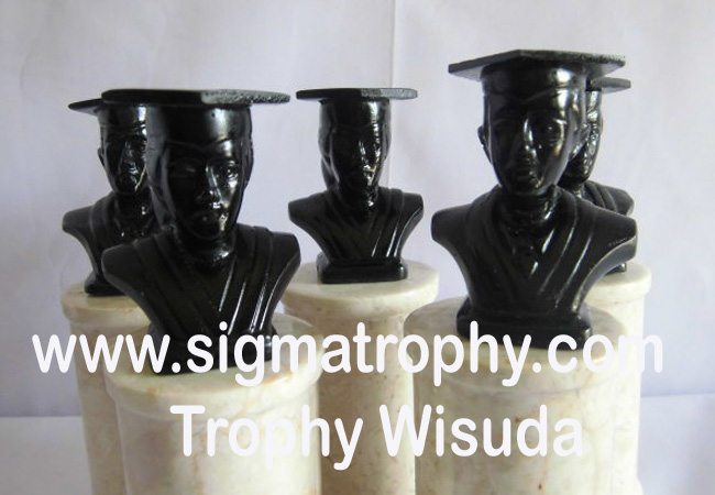 Trophy-wisuda